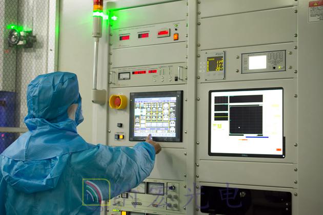 納宏光電引進的進口鍍膜機