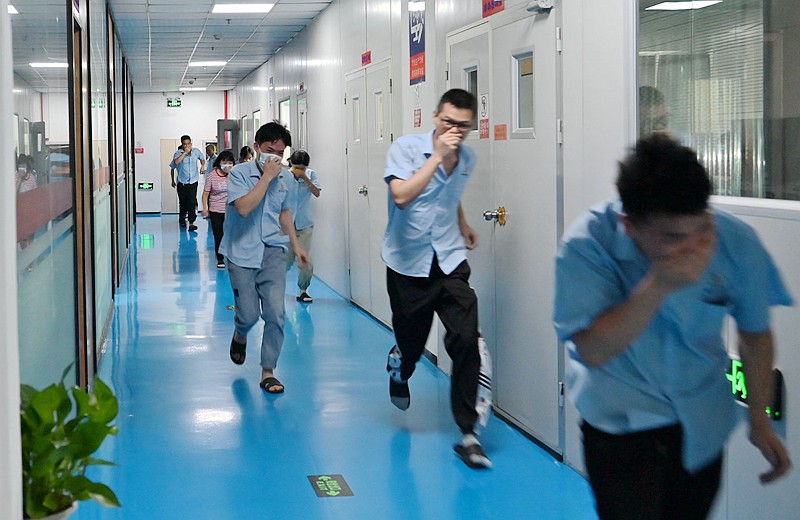 員工現場模擬火災逃生